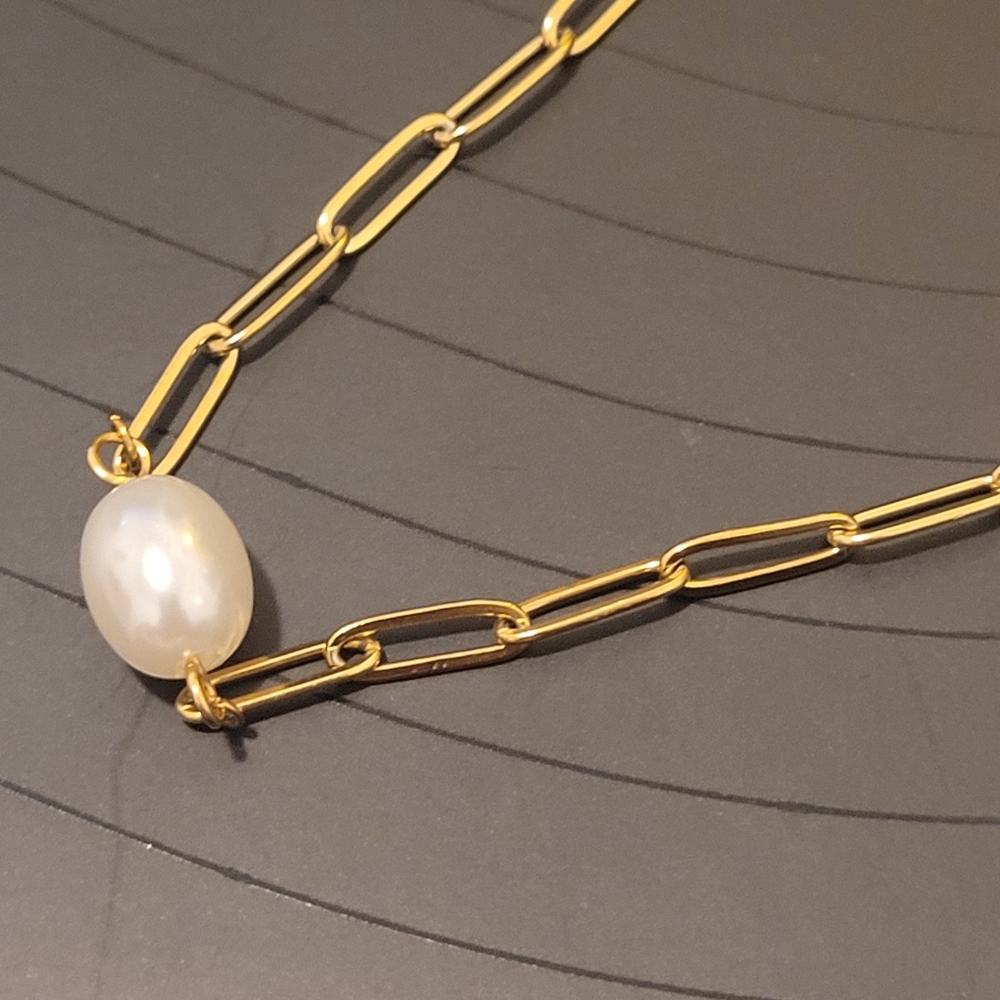 Beautiful pearl and gold chain necklace.